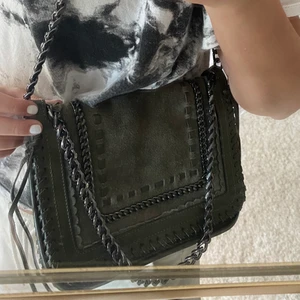 Grön väska med kedja - AS ball väska från zara köpt för jättelänge sen men sparsamt använd. Går att bäras på axeln och cross body då man kan reglera kedjan. Pris 300 exklusive frakt men priset kan disskuteras