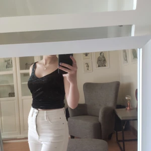 Svart linne - Normallångt svart blankt linne från HM i Barcelona. Storlek XS-S. Aldrig använt, som ny! Passar till de mesta, exempelvis som festtopp till en snygg kjol eller till en kappa, ett par Mom jeans och höga klackar😍