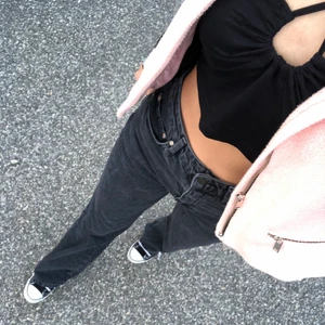 Urtvättade svarta jeans  - Urtvättade svarta jeans som går lite åt det gråa hållet, storlek 38 men passar mig bra som brukar ha storlek 36, slutar ungerfär vid navlen, långa på mig som är 1,70, köp direkt för 300+frakt💗💗