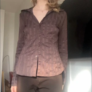 Brun skjorta  - Brun skjorta med 70tals vibe🤪💓 sitter jättefint och inga defekter, kommer aldrig till användning bara💕✌🏻 frakt 48 eller 37kr💕
