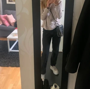 Jeans  - Snygga svarta jeans från monki, storlek 24 och passar mig i längden som är 160💕säljer pågrund av att jag har för många! Köp för 150 + frakt! Först till kvarn