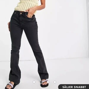 Svarta bootcut - skit snygga svarta midwaist bootcut alldeles ny köpta bara använda 1 gång, säljer pga lite för stora i midjan men sitter annars perfekt❣️ bilderna tagna från hemsidan 