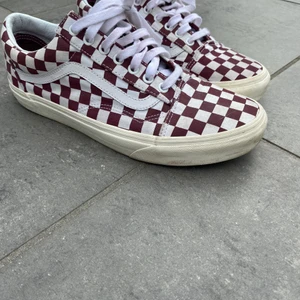 Rutiga Vans  - I mycket bra skick, inte använda mycket. Storlek 44