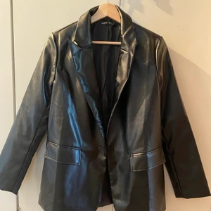 Skinnkavaj - Skinnkavaj i läderimitation från Shein. Den är stor i storlek så passar flera storlekar beroende på hur man vill att den ska sitta. Endast provad så den är i nyskick. Kan mötas i Stockholm eller skicka. Frakt 66kr spårbart 🖤