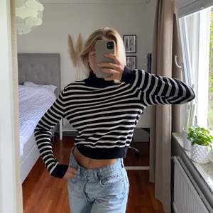 Randig tröja - Supersnygg finstickad randig tröja från Zara! Använd ca 2 gånger, bra skick❣️INTE SÅLD, kan släppa för 125kr + frakt!
