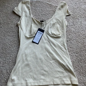 Tröja  - Säljer en helt ny tröja från Nelly säljer den för jag aldrig använt den  köpte 229 och säljer för 100 kr