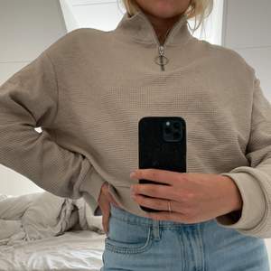 Fin beige tröja från H&M som endast kommit till användning ett fåtal gånger 🤍 väldigt bra skick 🤍 frakt ingår inte i priset🤍