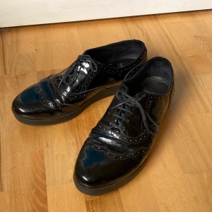 vagabond skor  - säljer nu mina väldigt fina och bekväma vagabond skor. Dom är i väldigt bra skick och passar perfekt nu till hösten. Dom är i storlek 40 men passar mig som har 38. Kan skicka fler bilder vid intresse. Köparen står för frakt <3