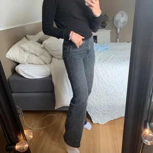 Zara JEANS ZW THE 90S FULL LENGTH  - Storlek 36. Mycket bra skick, använda fåtal gånger. Tar bara plats hos mig vilket är synd när de knappt blir använda. Jätte fin mörkare grå färg. Jag är 176. 
