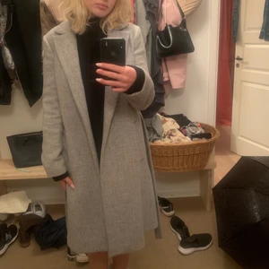 Kappa - Säljer denna snygga kappa som tyvärr sällan används. Köpt på zara för ca 1 år sen💕