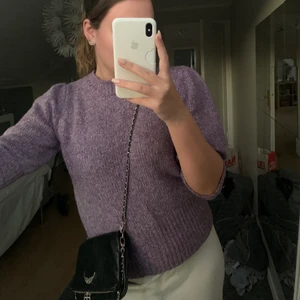 Stickad topp - Fin lila stickad topp med volangpuffar på axlarna, från Nakd och köptes för ca 1 år sedan men knappt använd! Köparen står för frakten 