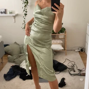 ✨Fin grön klänning✨(strl s) - En jätte vacker grön klänning som jag säljer pga att den tyvärr nt kommer t användning. Pris kan diskuteras. Köpare står för frakt🦋✨