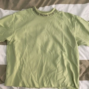 Acne t-shirt - Grön acne t-shirt som jag klippt av lite så den passar kanske tjejer bättre