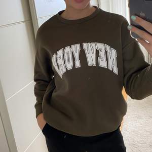 grön/brun sweatshirt med texten new york på. storlek S💚🤎ingen fläck på tröjan utan på spegeln.