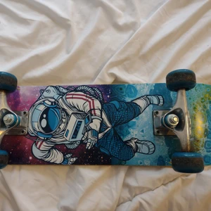 Skateboard - Snygg skateboard med en astronaut på baksidan! 200kr + kan endast mötas upp i Eskilstuna