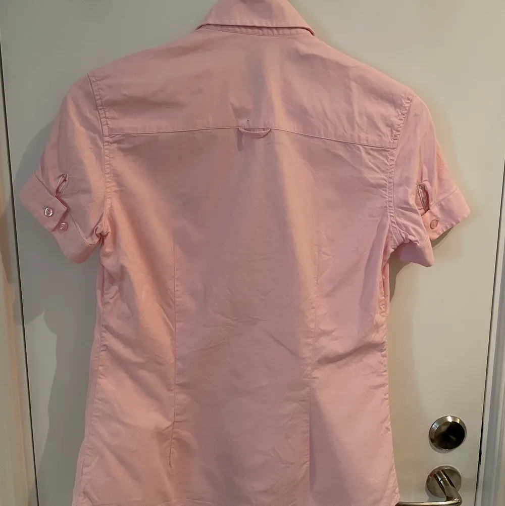 Kortärmad rosa skjorta från Gant, storlek 34 i fint skick!. Skjortor.