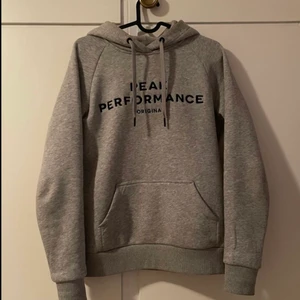Peak Performance hoodie - Säljer min gråa Peak performance hoodie. Har varit så himla rädd om den eftersom den var så dyr, så därför är skicket extremt bra och tröjan iprincip oanvänd. Räkna med att du får vad du betalar för om du köper den. Storlek S!  Finns inte så mycket att säga om den, fortfarande mjuk på insidan, skön huva, ficka och ljusterbara band. Sköna muddar. Sitter som en smäck. Bara att höra av sig vid frågor. Fri frakt och betalning sker via swish!