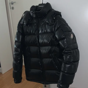 Moncler maya jacka - Moncler maya jacka, strl 1 vilket motsvarar xs-s, som ny i skicket och mycket orginal ingår, bud från 7000, kan mötas i uppsala eller Stockholm 