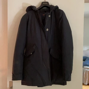 WOOLRICH ARCTIC PARKA - Säljer min woolrich arctic parkas då den inte kommer till användning är i storlek S. Fint skick. Köparen står för frakten