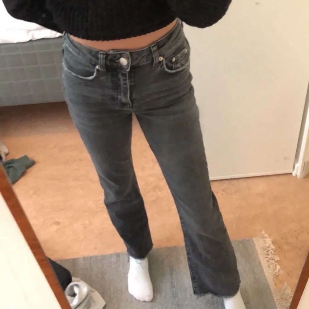 Gråa jeans från Gina tricot i storlek xs (korta ben). Jeans & Byxor.