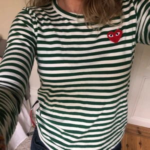 Cdg tröja - Super snygg cdg tröja💗Står M i tröjan men är lite för liten för mig som i vanliga fall har M, så skulle säga att den sitter som en S🤠Sista bilden är lånad, kontakta mig vid minsta fundering🤠