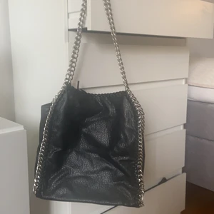 TIAMO axelväska 200 kr  - Jätte fin väska som är rymlig från TIAMO