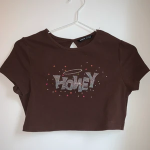 Brun shein top - Fin brun crop top! Står storlek M men passar mig som har storlek S och skulle nog passa XS också. Något att notera är att toppen är ganska kort.