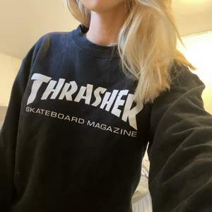 Svart sweatshirt ifrån trasher i strl S🌟 använd men fortfarande i bra skick💗