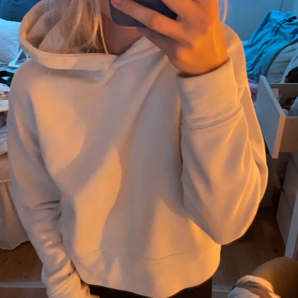 Säljer en gammal favorit hoddie från zara som tyvärr inte kommer till användning längre, men perfekt nu till hösten!😍 Storlek S. Möts upp i Stockholm 200kr vid snabbaffär. Tröjor & Koftor.