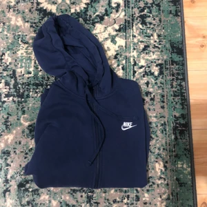 Nike zip up hoodie  - Säljer min Nike zip up hoodie i storlek M. Har använt den ca 3 gånger tidigare och köpte den för ca 2 veckor sen. Den är 10/10 i skicka, inga missfärger eller något sånt. Så gott som nytt. Org pris 550kr. Säljer den nu för 350kr men går lägre vid snabb affär :)
