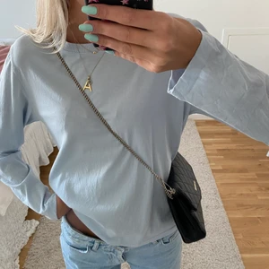 Longsleeve - Långärmad ljusblå tröja från weekday, använd en gång! Frakt tillkommer💞