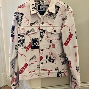 Billionaire boys club jeansjacka  - Jacka från billionaire boys club och är helt slutsåld! Säljer då den är lite för lite för mig nu. Jackan är i  bra använt skick, saknar en knapp längst ner. Storlek S och sitter TTS. BUD FRÅN 900 KÖP NU: 1500