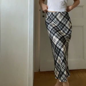 Midi kjol - Rutig midikjol i silkesmaterial. 