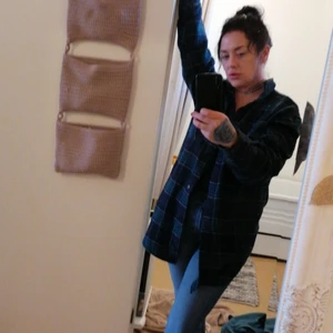 BikBok WB Flanny oversize skjortjacka  - Helt nyinköpt, testad en gång. Grön/mörkblå /vitrutig i flanell. 100 % bomull. Supermjuk och cozy. Bröstfickor. 