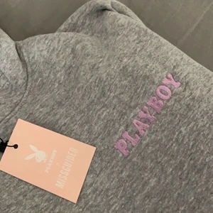 Ny Playboy hoodie - Säljer min helt nya Playboy hoodie, säljer den då den var mer oversized än vad jag hade förväntat mig. Storlek 34 & nypriset är 600kr. OBS, budar man ska man ha pengarna.🤍