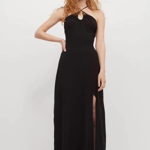 Klänning h&m öppen rygg - Så fin klänning från h&m med knytning och öppen rygg. Slits och luftigt fint material. Storlek 32/XXS. Aldrig använd! Slutsåld i storleken. 