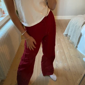 Röda byxor från uniqlo - Ett par super snygga röda utsvängda jeans. Dom är ganska high wasted och sitter perfekt. Säljer pågrund av att dom inte kommer till mycket användning hos mig tyvärr! ❤️❣️ 25 inch/63,5 cm i waist. Passar mig som har strl 34-36 i byx strl