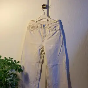 Jeans från Monki i härlig ljus-beige färg!🥰 Säljer endast då de inte riktigt passade mig❤️ Som nyskick !
