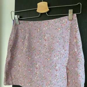 Blommig kjol - Blommig kjol med slits på ena sidan ❤️ köparen står för frakt