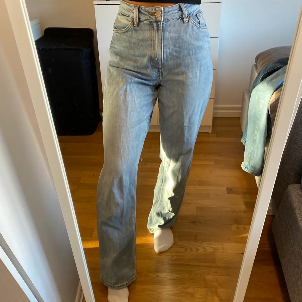 Ljusblåa jeans från monki. Modellen heter Taiki High Waist. Kommer tyvärr inte till användning längre men är i mycket bra skick. . Jeans & Byxor.