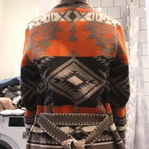 Gant kofta - Superfin Gantkofta strl M(så lite stor för mig) Knutband som kan knytas fram eller bak. Postar med postens blåa påse, så 100:- tillkommer för den. 