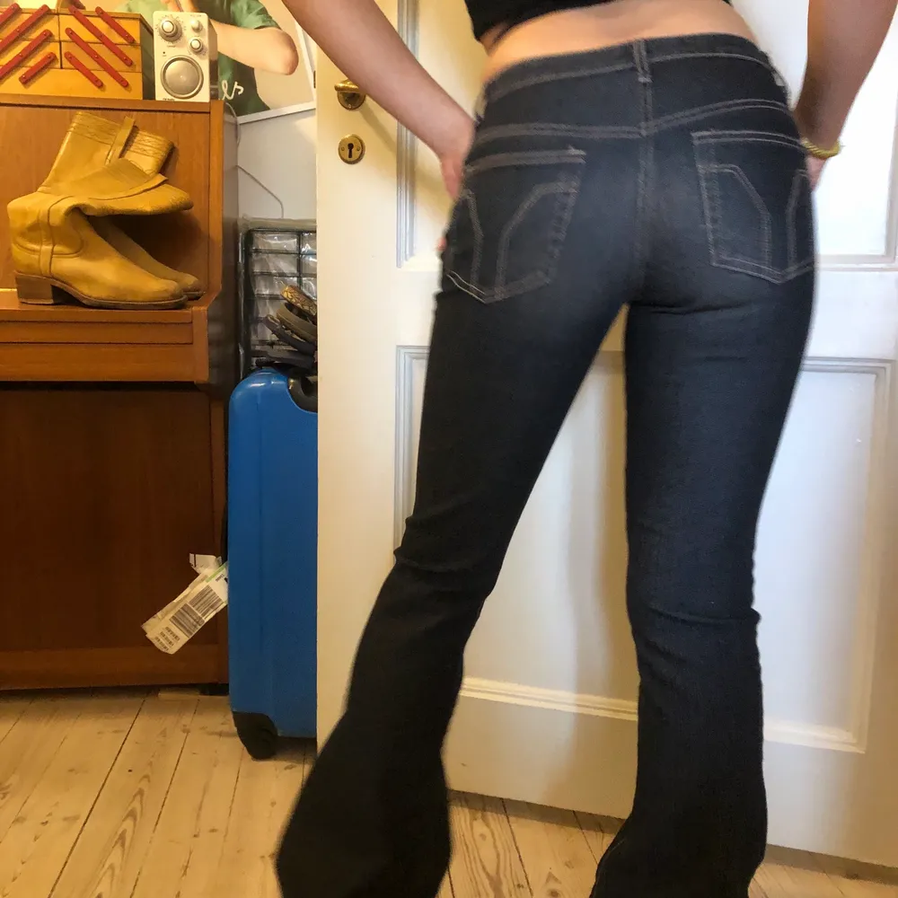 Bootcut jeans med coola detaljer💖💖(Skulle säga att dessa är mer lågmidjade än vad det ser ut att vara på andra bilden). Jeans & Byxor.