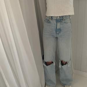Jätte snygga och sköna jeans från Gina Tricot! Köpte för 600kr (knappt använda) och säljer för använder dom inte. Säljer för 200+frakt😇💘 Skriv privat för fler bilder
