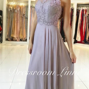 Klänning från Dressroom Linné - Säljer min fina balklänning från Dressroom Linné. Använd endast en gång och är i perfekt skick. Nypris 4500kr. Säljs för 2500kr. Färg: Ljusgrå/ silver. Storlek 32 och passar individer upp till 175cm