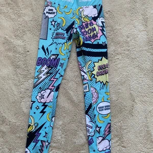 Stronger tights  - Träningsbyxor från stronger i modelen POP. Använda väldigt lite och har ingen skada eller liknande och ligger nu bara i lådan. Texten inne har försvunnit ganska mycket i tvätten (se andra bilden) men det är inget som försämrar byxorna. Köpte för 799kr. Ser exakt ut nya bara till ett billigare pris.