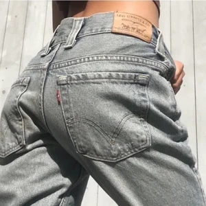Levis jeans  - Ett par låga vintage levis jeans i den perfekta blåa färgen med supersnygga slitningar. Köpta på Plick men har tyvärr blivit lite små för mig över benen. Innerben: 84cm, midjemått: 86cm.⭐️ Första bilen är lånad av den superstat tjejen jag köpte jeansen av med jag skulle säga att färgen gör sig mer rättvisa på de andra två. (Finns en liten fläck på ena bakfickan som man knappt märker, kan självklart skicka fler bilder) SKRIV VID INTRESSE 💕