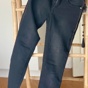 Jeans. Storlek 34 - Oanvända jeans i storlek 34. Upplevde de lite små i storleken så blev för små. Snygg smal revär med pärlor.