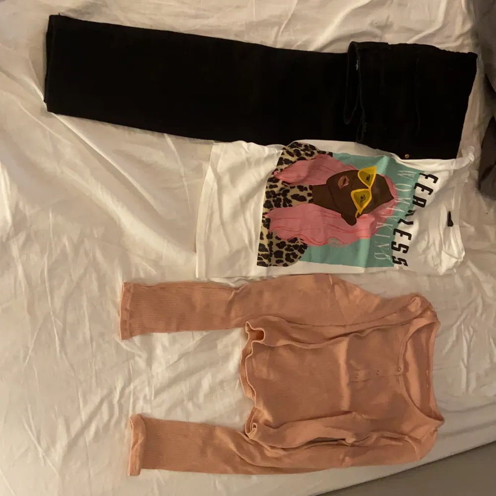 Svarta jeans oanvända i S från Bikbok 70kr, t-shirt från Gina i S 35kr, rosa tröjan från hm i S 20kr. Kan gå ner i pris säljer då jag inte använder . Jeans & Byxor.