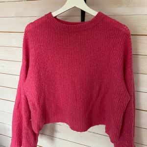 Tröja - Jättesöt stickad tröja från NaKd 💕💕💕💕 Den varken kliar eller sticks och är lite kortare i modellen 🥰  