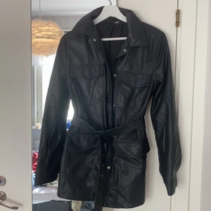 Skinnjacka - Skit fräsch skinnkappa med skärp, man får jättefin figur i den men tyvärr inte min stil längre, perfekta höstjackan, 